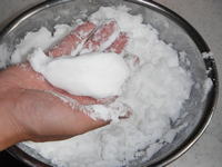 卵白と塩を混ぜ合わせて握ってみて固まるか確認しています