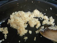 玉ねぎをフライパンで炒めていて少しあめ色に代わってきたところです。