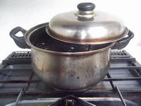 ふるくなったステンレスの鍋、蓋つきです。