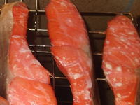 塩鮭の切り身を熱燻製
