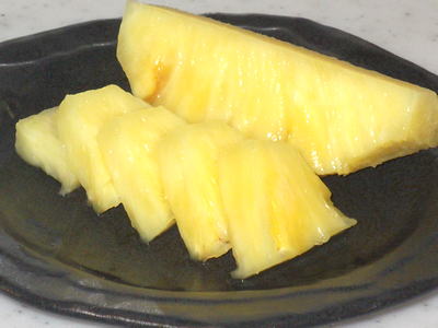 パイナップルの皮の剥き方