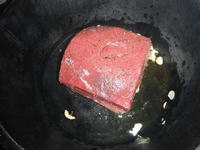 ダッチオーブンで牛もも肉の表面が焼かれています。