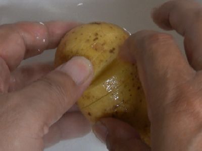 ジャガイモの切れ目を洗います。