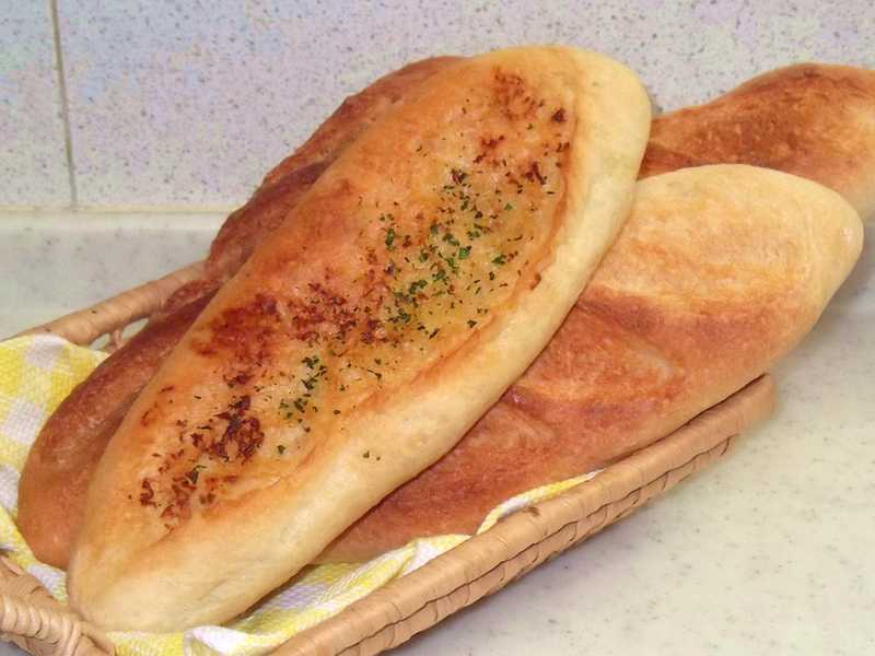 手ごねで作る、ガーリックフランスパン