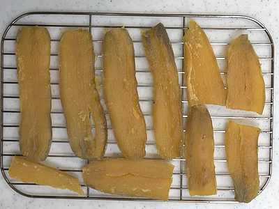 燻製用のロストルに干し芋を並べた画像