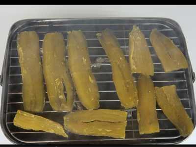 スモーカーに干し芋をセットした画像