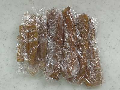 燻煙干し芋を熟成の為ラップで包んだ状態です