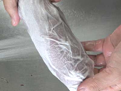 キッチンペーパーでサツマイモを包んで水を含ませました