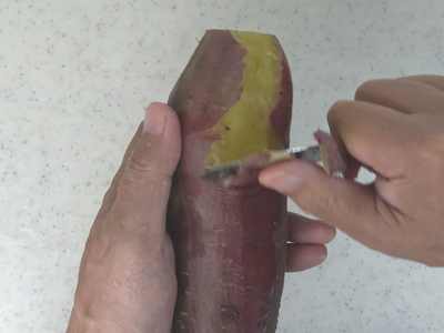 サツマイモの皮を剥いています