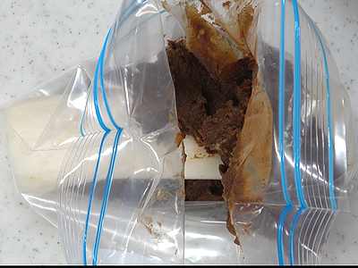 保存袋に調味料と大根を入れています