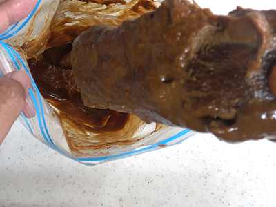 味噌から大根を取り出しています。