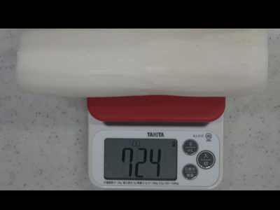 大根の重さをはかっています