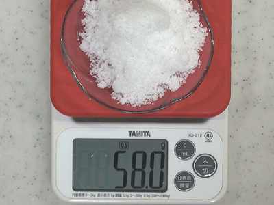 塩の重さを計っています