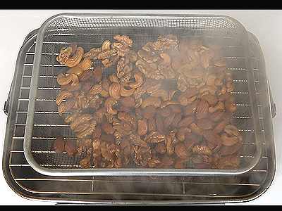 スモーカーの蓋を開けてナッツの状態をチェックしています。