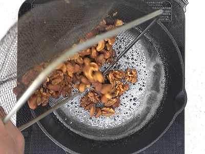 燻製アーモンドを投入します。