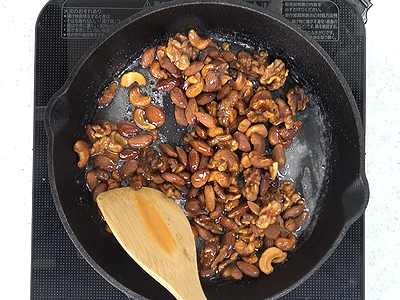 燻製アーモンドを投入します。