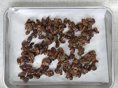 クッキングペーパーに広げています。