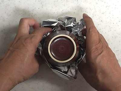 アルミホイルで受け皿を作っています