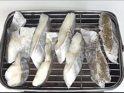 チップから煙が上がって来たので塩たらをセットした画像です。