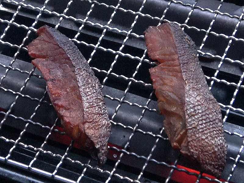 塩たら燻製を火で炙っています