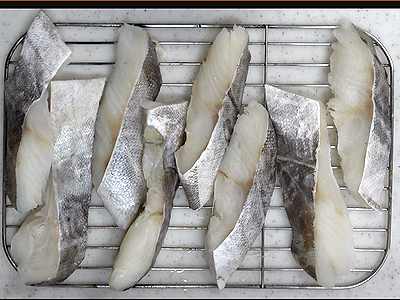 材料の塩たらを網に並べたところです