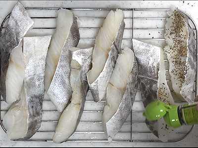 塩たらにバジルを振りかけています。