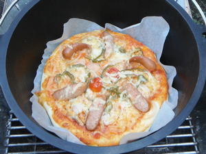 ダッチオーブンで作るピザ