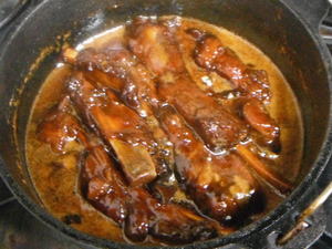 ダッチオーブンで作る豚スペアリブのマーマレード煮