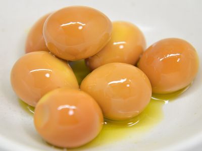 うずらの卵の燻製オリーブオイル漬け