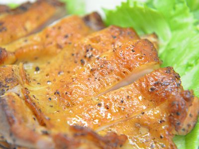 ダッチオーブンで鶏もも肉の燻し焼き