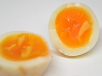 殻が付いたままの味付き卵