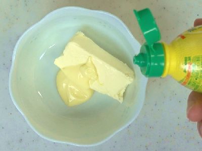 クリームチーズと燻製マヨネーズ、レモン汁を混ぜます。